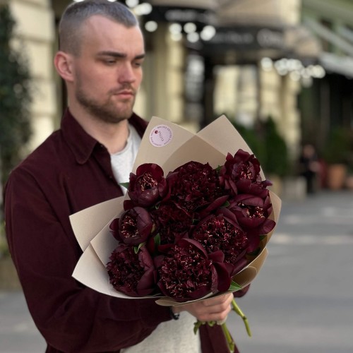 9 Luxurious Dark Burgundy Bob Peonies in the Bouquet «Chocolate & Pepper»