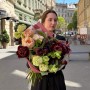 Контрастный букет с пионами «Вишнёвый мёд»