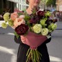 Контрастный букет с пионами «Вишнёвый мёд»