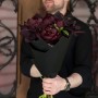 5 темно-бордових півоній сорту Bob у букеті «Перлина Карибського моря»