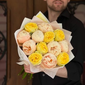 Розкішне поєднання півоній Pastel Elegance та півонієвидної троянди Catalina у букеті «Абрикосовий мед»