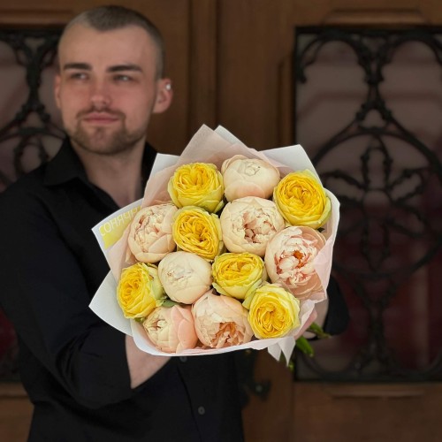 Розкішне поєднання півоній Pastel Elegance та півонієвидної троянди Catalina у букеті «Абрикосовий мед»