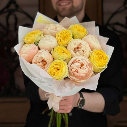 Розкішне поєднання півоній Pastel Elegance та півонієвидної троянди Catalina у букеті «Абрикосовий мед»