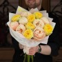 Розкішне поєднання півоній Pastel Elegance та півонієвидної троянди Catalina у букеті «Абрикосовий мед»