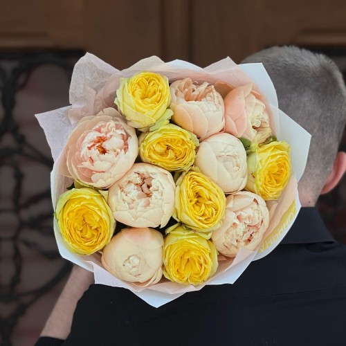 Розкішне поєднання півоній Pastel Elegance та півонієвидної троянди Catalina у букеті «Абрикосовий мед»