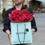 11 яскравих півонієвидних троянд Red Piano у букеті «Повітряні поцілунки»