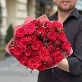 11 яскравих півонієвидних троянд Red Piano у букеті «Повітряні поцілунки»