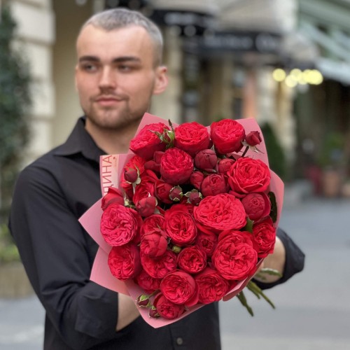 11 яскравих півонієвидних троянд Red Piano у букеті «Повітряні поцілунки»