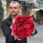 11 яскравих півонієвидних троянд Red Piano у букеті «Повітряні поцілунки»