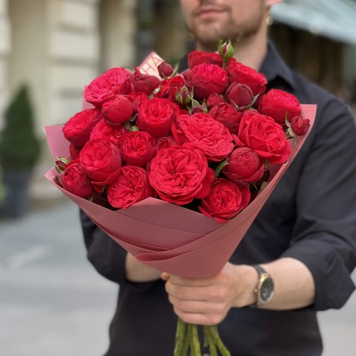 11 яскравих півонієвидних троянд Red Piano у букеті «Повітряні поцілунки»