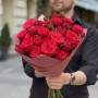 11 яскравих півонієвидних троянд Red Piano у букеті «Повітряні поцілунки»
