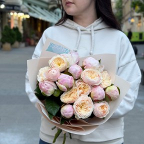 Ніжний вишуканий букет із півоніями та кущовою півонієвидною трояндою «Теплий оксамит»