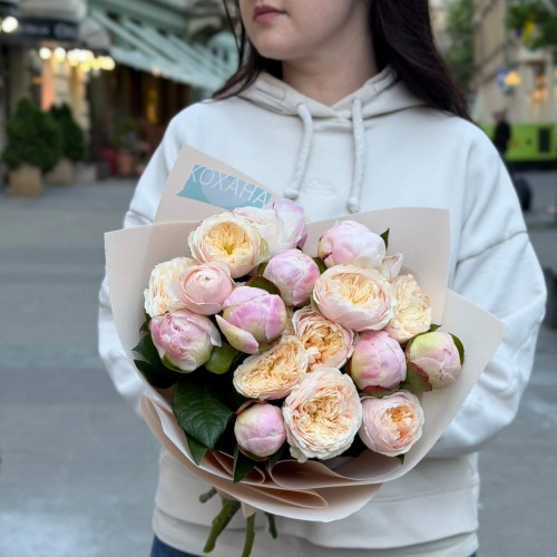 Нежный изысканный букет с пионами и кустовой пионовидной розой «Тёплый бархат»