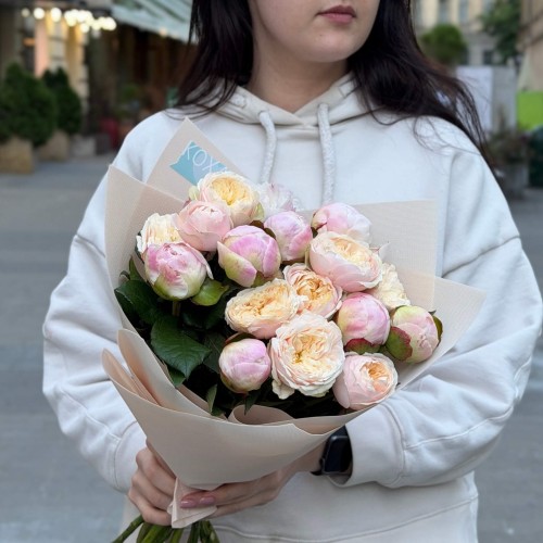 Нежный изысканный букет с пионами и кустовой пионовидной розой «Тёплый бархат»