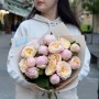 Нежный изысканный букет с пионами и кустовой пионовидной розой «Тёплый бархат»