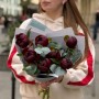 7 півоній сорту Bob з евкаліптом у букеті «Ексклюзивна розкіш»