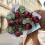 7 півоній сорту Bob з евкаліптом у букеті «Ексклюзивна розкіш»