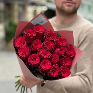17 червоних троянд Rhodos у букеті «Пелюсткове танго»