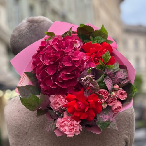 Vibrant bouquet with hydrangea «Glowing Embers»