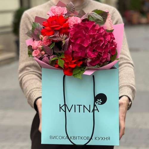 Vibrant bouquet with hydrangea «Glowing Embers»
