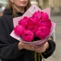 9 півоній сорту Karl Rosenfield у букеті «Малиновий лабіринт»