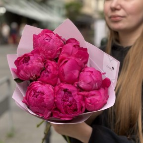 9 пионов сорта Karl Rosenfield в букете «Малиновый лабиринт»