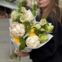 Очаровательный букет с пионами и лилией «Карамельный мохито»