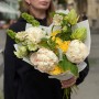 Очаровательный букет с пионами и лилией «Карамельный мохито»