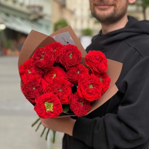 13 пионовидных роз сорта Red Eye в букете «Праздник в Памплоне»