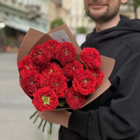 13 пионовидных роз сорта Red Eye в букете «Праздник в Памплоне»