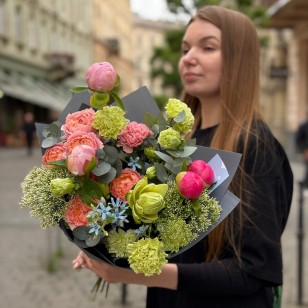 Різнобарвний літній букет із півоніями «Сапфіровий акцент»