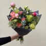 Разноцветный летний букет с пионами «Сапфировый акцент»