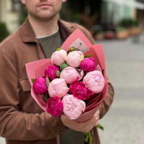 Микс из 11 пионов сортов Kansas и Gardenia в букете «Рассвет в розовом»