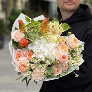 Light bouquet in warm pastel tones «Cream Peaches»