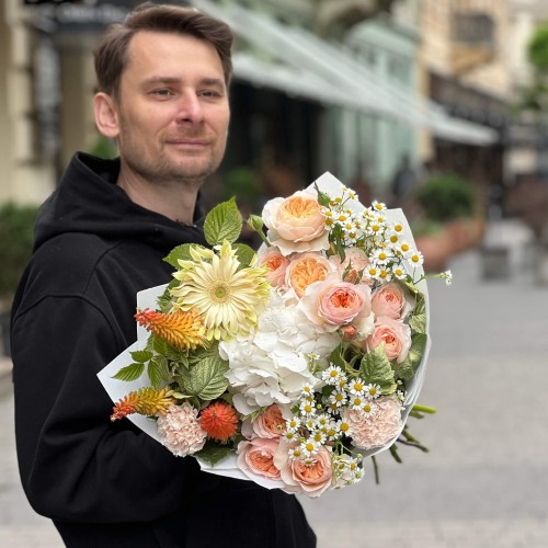 Light bouquet in warm pastel tones «Cream Peaches»