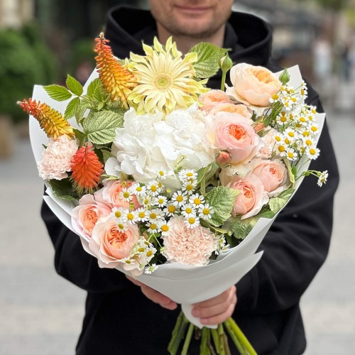 Light bouquet in warm pastel tones «Cream Peaches»