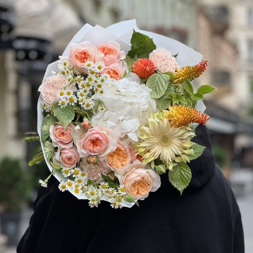 Light bouquet in warm pastel tones «Cream Peaches»