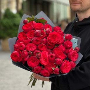 15 яскравих кущових півонієвидних троянд Red Piano у букеті «Жар серця»