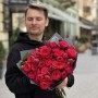 15 ярких кустовых пионовидных роз Red Piano в букете «Жар сердца»
