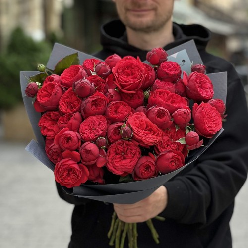 15 ярких кустовых пионовидных роз Red Piano в букете «Жар сердца»