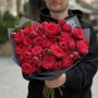 15 ярких кустовых пионовидных роз Red Piano в букете «Жар сердца»