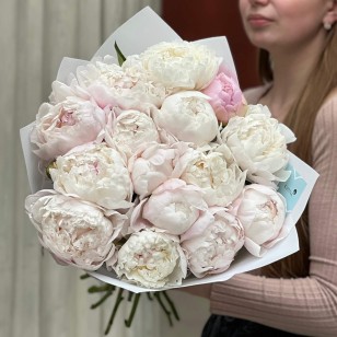 15 ніжних півоній сорту Gardenia у букеті «Пелюстковий зефір»