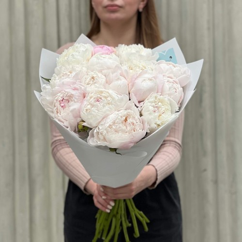 15 ніжних півоній сорту Gardenia у букеті «Пелюстковий зефір»