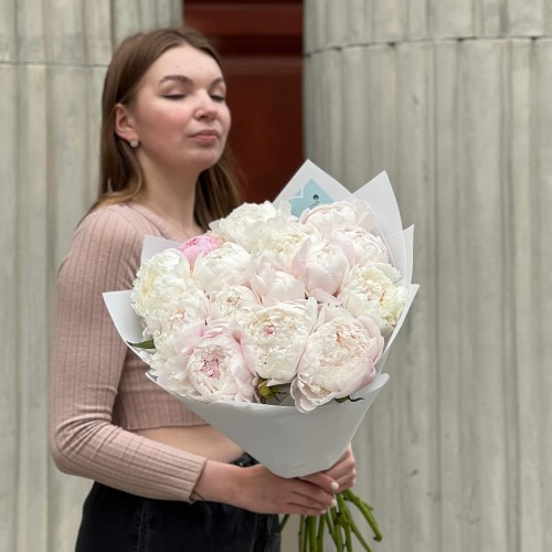 15 ніжних півоній сорту Gardenia у букеті «Пелюстковий зефір»