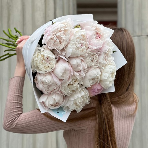 15 ніжних півоній сорту Gardenia у букеті «Пелюстковий зефір»