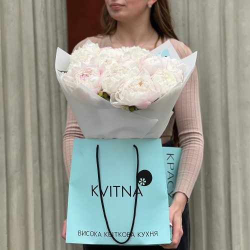 15 ніжних півоній сорту Gardenia у букеті «Пелюстковий зефір»