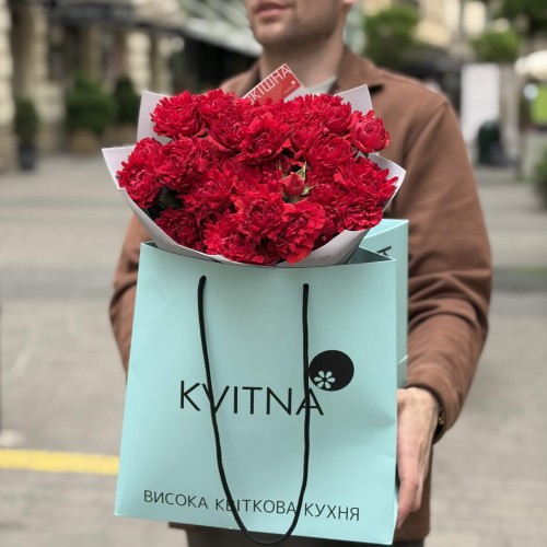 9 веток кустовой пионовидной розы Hashtag в букете «Страстные огни»