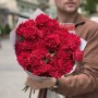 9 веток кустовой пионовидной розы Hashtag в букете «Страстные огни»