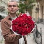 9 веток кустовой пионовидной розы Hashtag в букете «Страстные огни»
