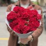 9 веток кустовой пионовидной розы Hashtag в букете «Страстные огни»